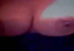 网格中的女孩触摸兴奋的阴蒂