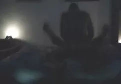 那家伙带他的女朋友出城，并在车里干了