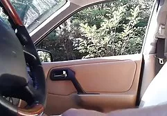 乳汁雨衣的女孩拉扯她性感的服装