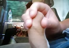 异装癖女孩正在殴打她的癌症朋友