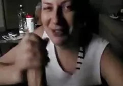 乳胶中的两个女同性恋者决定玩得开心
