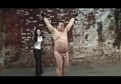 紧身胸衣和长袜的女孩在镜头前自慰