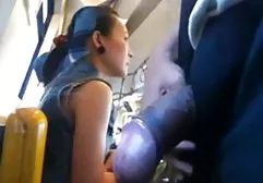 热布鲁内特人聚在一起享受热的同性恋性行为。