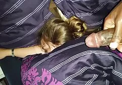 一个年轻的俄罗斯男孩拿起一个漂亮苗条的女孩