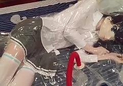 顽皮的妹妹露出挤奶和吸吮兄弟的阴部