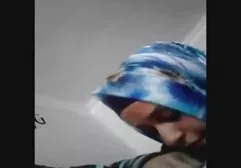 可爱的女孩与她心爱的人采取自制的色情