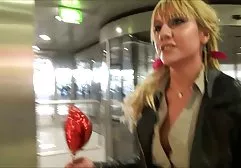 三个美女被害羞的emo和他的假阳具玩了