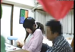 钢棒健美运动员在健身房里