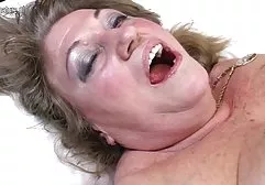 人间谍在一个狂放的海滩的性感的姐妹