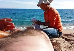 那男孩乱搞河里的女孩