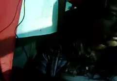 这家伙粗鲁他妈的美丽的黑发在汽车的引擎盖上