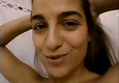 听话的妻子把一个丈夫的阴茎放在嘴里，然后把它吸干了