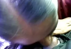 金发女郎涉猎性玩具在相机上