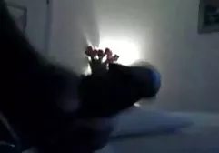 男人在肛门煎炸宝贝和自慰她的阴蒂
