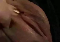 俏皮的黑白混血儿为客户提供轻松的会员按摩服务