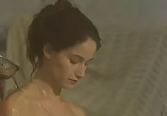 主人的儿子严格按照年轻的女仆