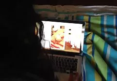 从黑发乳胶内衣的残酷面孔