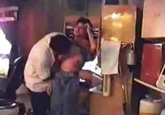 有小乳房的宝贝在浴室和cums中用一股水冲洗自慰