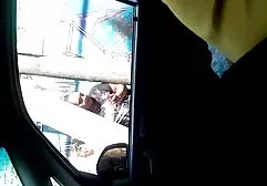 两个美丽的阿姨他妈的和一个年轻的家伙