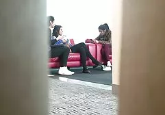 莱拉深深地抓住了飞机上的嘴巴