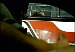 两个女孩满足年轻的种马