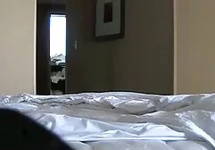 在她丈夫睡觉的时候，他的妻子打电话给她的朋友做爱