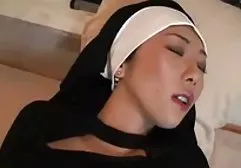 金发女郎坐在朋友女同性恋的脸上的猫