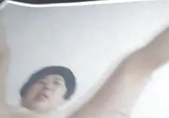 巨型假阳具进入她的阴道！
