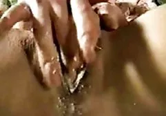 燃烧的成熟黑发一次性交在两个洞