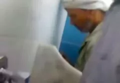 年轻的女朋友在池中做爱