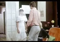 两个金发女郎在沙发上取悦男人