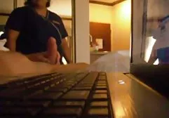 爸爸把他的女儿放在一只狗的姿势上种下了她