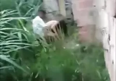 小偷在浴室里炸两个金发女郎，然后小便