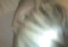 杰西卡穿着别致的红色连衣裙和高高的手套指着她的帽子
