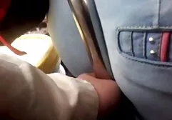 Emo女孩正在和男朋友一起拍摄自制的色情片