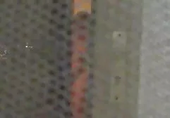 兴奋的儿子想和他的母亲一起玩