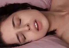 Larisa坐在地板上的秃熊