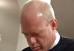 有关男性射击在电话上，因为他的女朋友用她的手指自慰