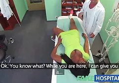 沮丧在厨房里撕毁一个白色母狗