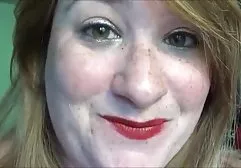 男孩爬上一棵树，开始撬开年轻的美女