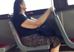 Slutty nun猛拉她的橡胶震动器