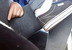裸体女性在裸体主义者海滩自慰用手热情地