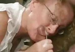 那家伙系上了一个绑在一起的女孩，两个洞里的女孩