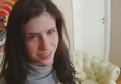 温柔的女同性恋女友在性交时抓住性高潮
