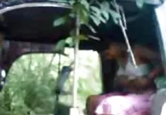 Dude perdolit日本与毛茸茸的猫