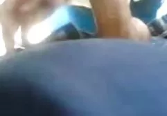 赤裸的黑发吮吸鸡巴的家伙，并在骑手的姿势性交