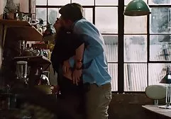 那个男人紧紧地把美女妮可拉在泳池边