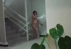 漂亮的女人洗完澡后和她的未婚夫谈话