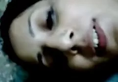 游泳衣的女孩在水下猛拉