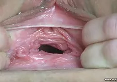 性感的金发女郎，一名成员在他的肚子上抽搐和cums